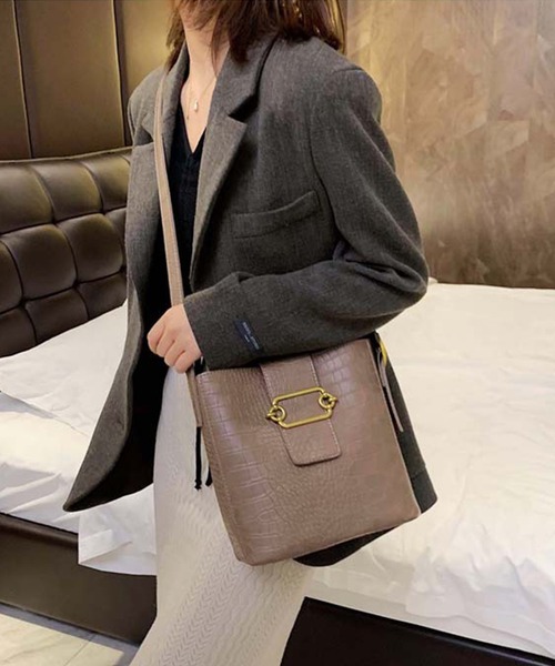 JUNOAH(ジュノア)の「ポーチ付きクロコ型押しショルダーバッグ(ショルダーバッグ・レディース・ブラック/ダークブラウン/ブラウン/グリーン/ライトブラウン・FREE)」の4枚目の写真