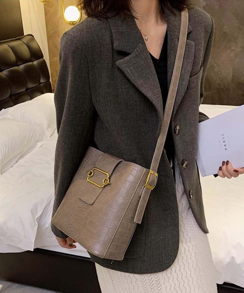 JUNOAH(ジュノア)の「ポーチ付きクロコ型押しショルダーバッグ(ショルダーバッグ・レディース・ブラック/ダークブラウン/ブラウン/グリーン/ライトブラウン・FREE)」の8枚目の写真