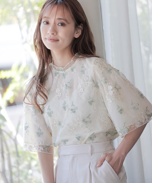 mysty woman（ミスティウーマン）の「ふんわり フローラル刺繍5分袖ブラウス 942708（シャツ/ブラウス・レディース・オフホワイト/グレー/ベージュ/ライトグリーン/イエロー/ブラック・FREE）」の6枚目の写真