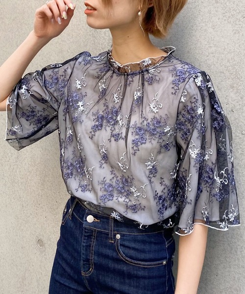 mysty woman（ミスティウーマン）の「ふんわり フローラル刺繍5分袖ブラウス 942708（シャツ/ブラウス・レディース・オフホワイト/グレー/ベージュ/ライトグリーン/イエロー/ブラック・FREE）」の3枚目の写真