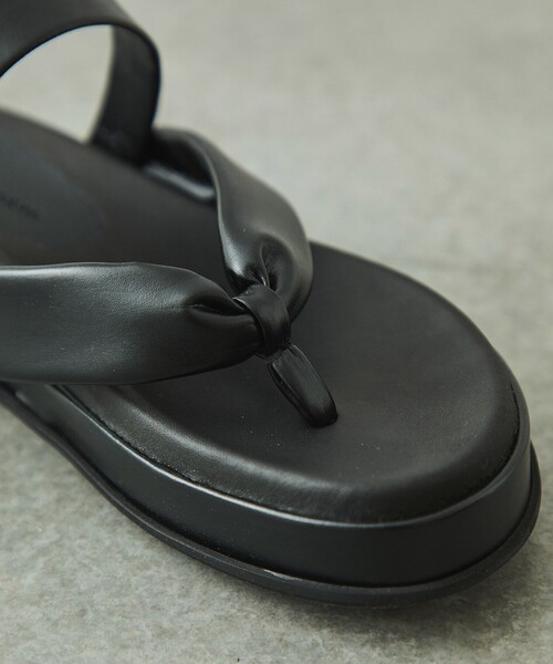 PUBLIC TOKYO（パブリックトウキョウ）の「フェイクレザートングサンダル（サンダル・レディース・ブラック/ベージュ・1/2）」の18枚目の写真