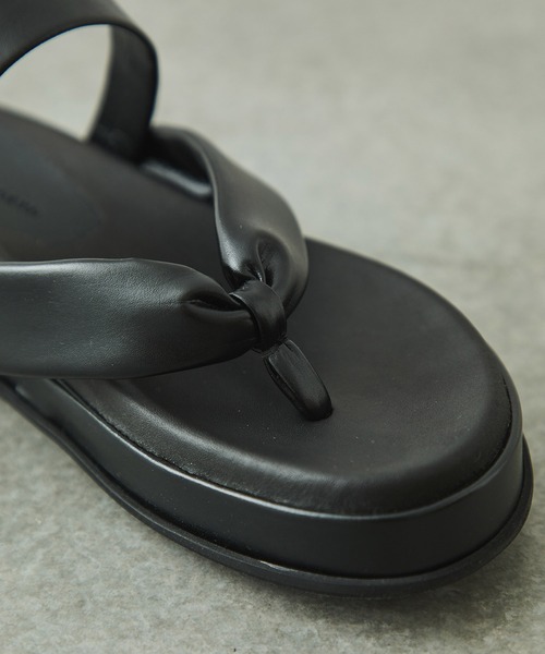 PUBLIC TOKYO（パブリックトウキョウ）の「フェイクレザートングサンダル（サンダル・レディース・ブラック/ベージュ・1/2）」の7枚目の写真