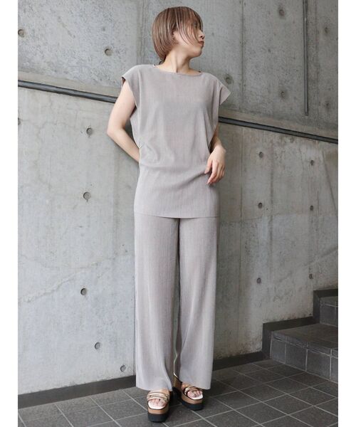 MURUA（ムルーア）の「シャイニープリーツパンツ（スウェットパンツ・レディース・モカ/グレー・FREE）」の3枚目の写真