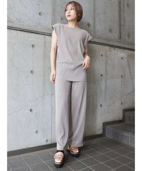 MURUA（ムルーア）の「シャイニープリーツパンツ（スウェットパンツ・レディース・モカ/グレー・FREE）」の4枚目の写真