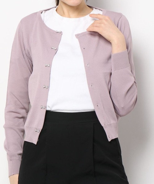 tocco closet(トッコ クローゼット)の「UV加工ビジューリボン釦カーディガン(カーディガン/ボレロ・レディース・ブラック/アイボリー/ワイン/グレイッシュブルー/ピンクベージュ・M)」の4枚目の写真