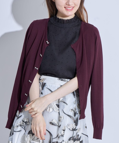 tocco closet(トッコ クローゼット)の「UV加工ビジューリボン釦カーディガン(カーディガン/ボレロ・レディース・ブラック/アイボリー/ワイン/グレイッシュブルー/ピンクベージュ・M)」の5枚目の写真