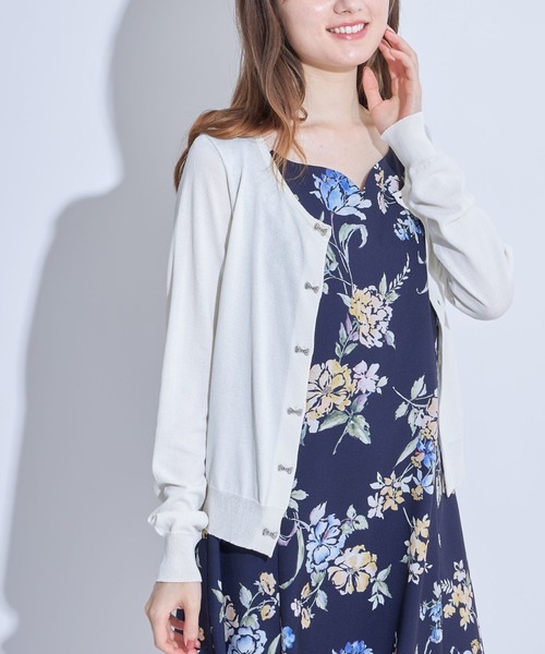 tocco closet(トッコ クローゼット)の「UV加工ビジューリボン釦カーディガン(カーディガン/ボレロ・レディース・ブラック/アイボリー/ワイン/グレイッシュブルー/ピンクベージュ・M)」の2枚目の写真