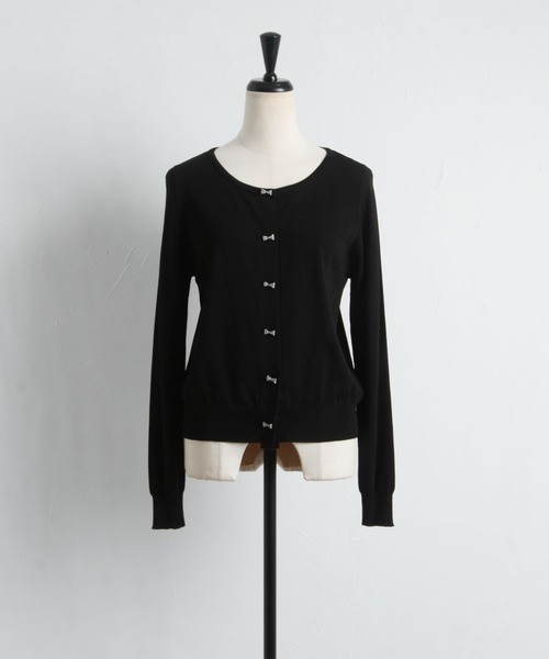 tocco closet(トッコ クローゼット)の「UV加工ビジューリボン釦カーディガン(カーディガン/ボレロ・レディース・ブラック/アイボリー/ワイン/グレイッシュブルー/ピンクベージュ・M)」の15枚目の写真