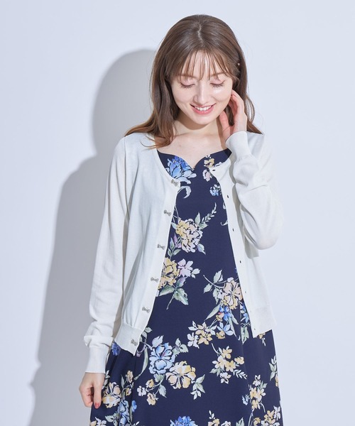 tocco closet(トッコ クローゼット)の「UV加工ビジューリボン釦カーディガン(カーディガン/ボレロ・レディース・ブラック/アイボリー/ワイン/グレイッシュブルー/ピンクベージュ・M)」の7枚目の写真