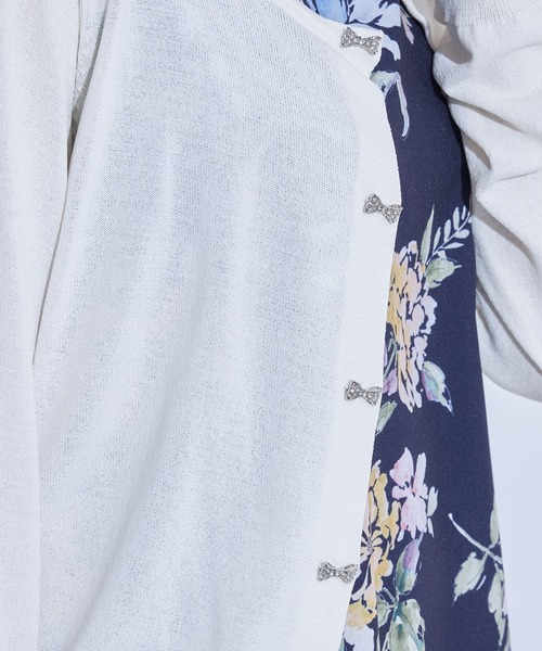 tocco closet(トッコ クローゼット)の「UV加工ビジューリボン釦カーディガン(カーディガン/ボレロ・レディース・ブラック/アイボリー/ワイン/グレイッシュブルー/ピンクベージュ・M)」の8枚目の写真