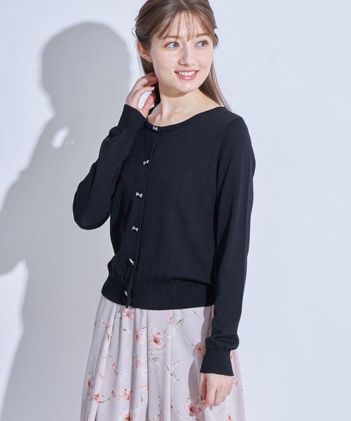 tocco closet(トッコ クローゼット)の「UV加工ビジューリボン釦カーディガン(カーディガン/ボレロ・レディース・ブラック/アイボリー/ワイン/グレイッシュブルー/ピンクベージュ・M)」の9枚目の写真