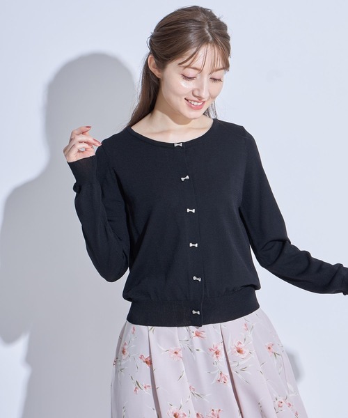 tocco closet(トッコ クローゼット)の「UV加工ビジューリボン釦カーディガン(カーディガン/ボレロ・レディース・ブラック/アイボリー/ワイン/グレイッシュブルー/ピンクベージュ・M)」の10枚目の写真