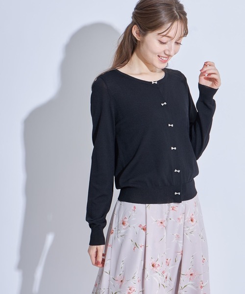 tocco closet(トッコ クローゼット)の「UV加工ビジューリボン釦カーディガン(カーディガン/ボレロ・レディース・ブラック/アイボリー/ワイン/グレイッシュブルー/ピンクベージュ・M)」の11枚目の写真