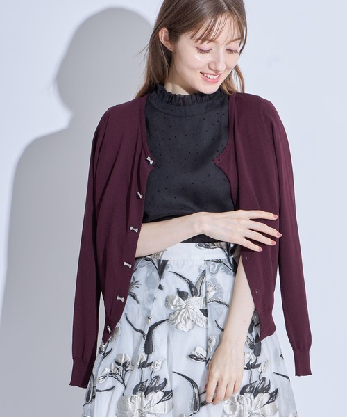 tocco closet(トッコ クローゼット)の「UV加工ビジューリボン釦カーディガン(カーディガン/ボレロ・レディース・ブラック/アイボリー/ワイン/グレイッシュブルー/ピンクベージュ・M)」の12枚目の写真