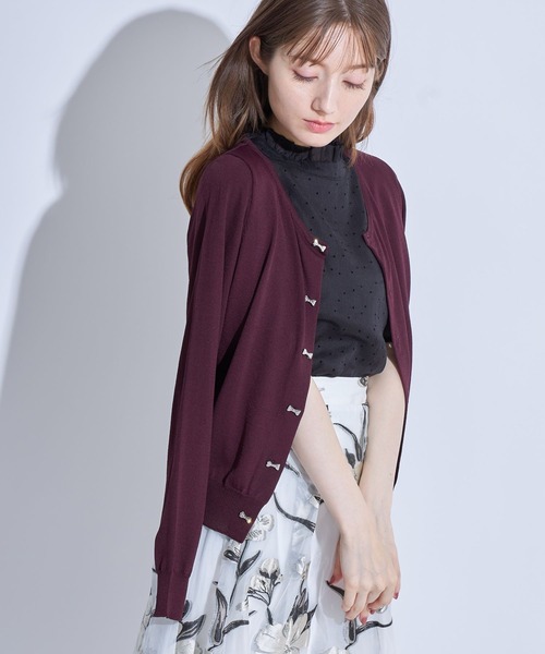 tocco closet(トッコ クローゼット)の「UV加工ビジューリボン釦カーディガン(カーディガン/ボレロ・レディース・ブラック/アイボリー/ワイン/グレイッシュブルー/ピンクベージュ・M)」の13枚目の写真