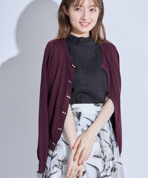 tocco closet(トッコ クローゼット)の「UV加工ビジューリボン釦カーディガン(カーディガン/ボレロ・レディース・ブラック/アイボリー/ワイン/グレイッシュブルー/ピンクベージュ・M)」の14枚目の写真