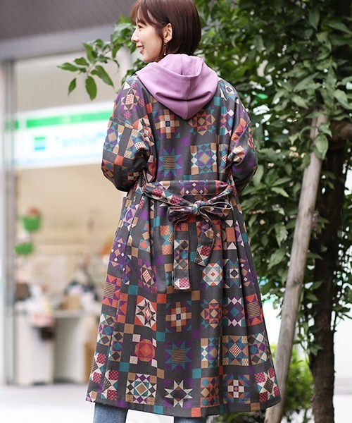 チチカカ（チチカカ）の「アメリカンキルトプリントガウン（チェスターコート・レディース・ブラック/レッド・FREE）」の4枚目の写真