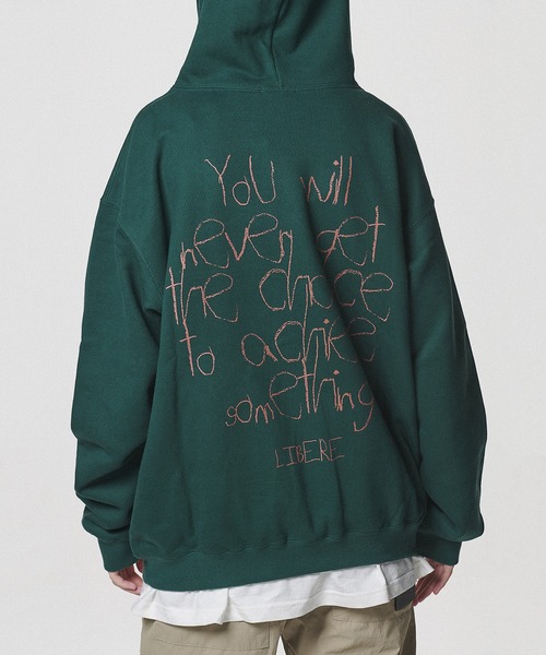 LIBERE(リベーレ)の「LIBERE リベーレ / SLOGAN HOODIE ビッグシルエットスローガンプリントフーディー パーカー / 215237-215238(パーカー・レディース・グリーン/バーガンディー・SMALL/MEDIUM/LARGE)」の3枚目の写真
