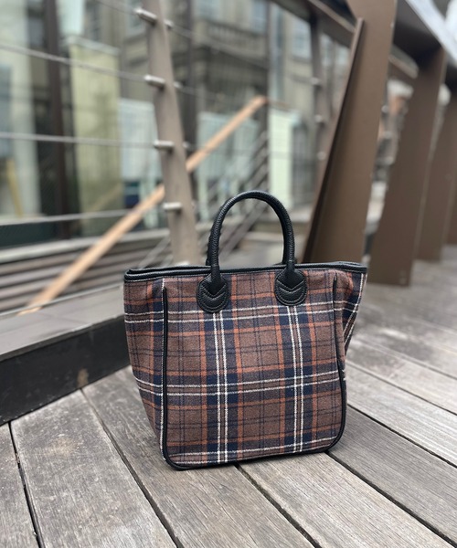 un dix cors（アンディコール）の「シーズンムードを高めてくれる　チェック柄ハンドルトートバッグ（トートバッグ・レディース・ブラウン/グリーン・FREE）」の2枚目の写真