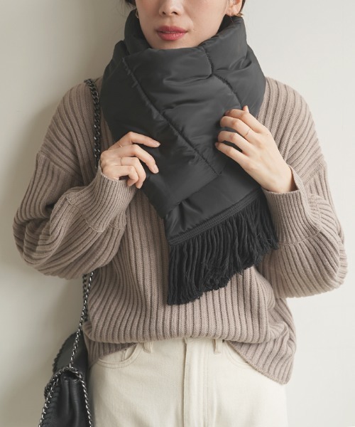 Futier land(フューティアランド)の「中綿キルトボリュームマフラー(マフラー・レディース・ライトグレー/ブラック/アイボリー・FREE)」の1枚目の写真