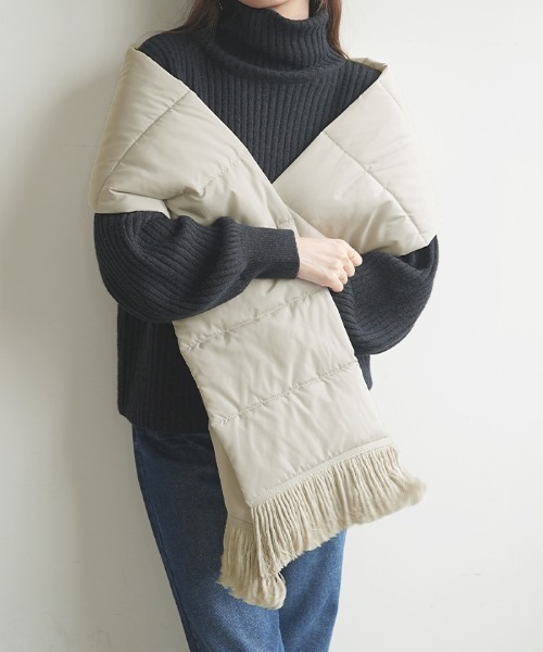 Futier land(フューティアランド)の「中綿キルトボリュームマフラー(マフラー・レディース・ライトグレー/ブラック/アイボリー・FREE)」の4枚目の写真