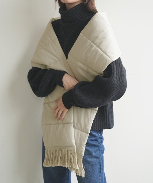 Futier land(フューティアランド)の「中綿キルトボリュームマフラー(マフラー・レディース・ライトグレー/ブラック/アイボリー・FREE)」の8枚目の写真