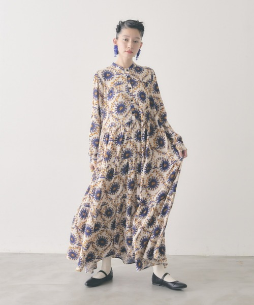 manana suerte(マニャーナスエルテ)の「スカーフプリントワンピース(ワンピース・レディース・ブラック×ゴールド/ブラック×ブルー/ホワイト×ブルー・FREE)」の5枚目の写真