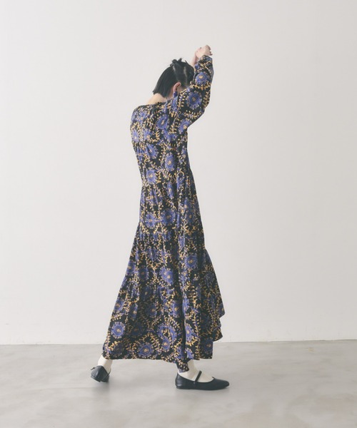 manana suerte(マニャーナスエルテ)の「スカーフプリントワンピース(ワンピース・レディース・ブラック×ゴールド/ブラック×ブルー/ホワイト×ブルー・FREE)」の4枚目の写真