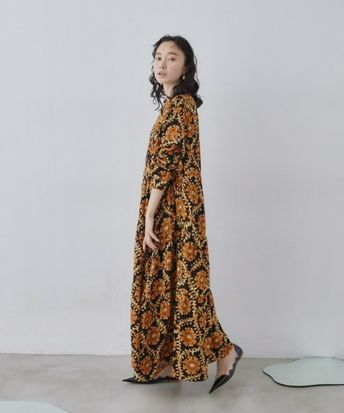 manana suerte(マニャーナスエルテ)の「スカーフプリントワンピース(ワンピース・レディース・ブラック×ゴールド/ブラック×ブルー/ホワイト×ブルー・FREE)」の8枚目の写真