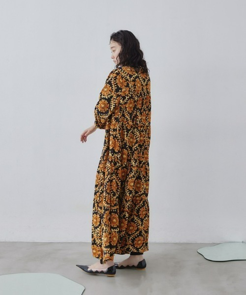 manana suerte(マニャーナスエルテ)の「スカーフプリントワンピース(ワンピース・レディース・ブラック×ゴールド/ブラック×ブルー/ホワイト×ブルー・FREE)」の9枚目の写真