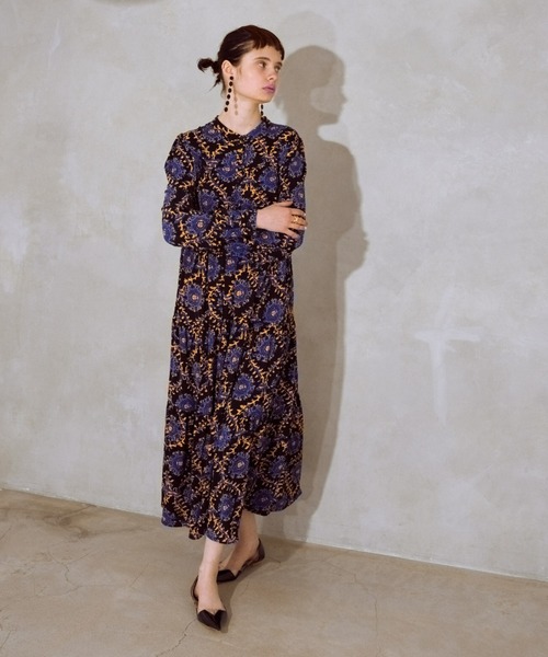 manana suerte(マニャーナスエルテ)の「スカーフプリントワンピース(ワンピース・レディース・ブラック×ゴールド/ブラック×ブルー/ホワイト×ブルー・FREE)」の20枚目の写真