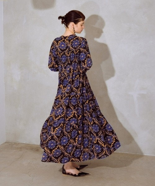 manana suerte(マニャーナスエルテ)の「スカーフプリントワンピース(ワンピース・レディース・ブラック×ゴールド/ブラック×ブルー/ホワイト×ブルー・FREE)」の19枚目の写真