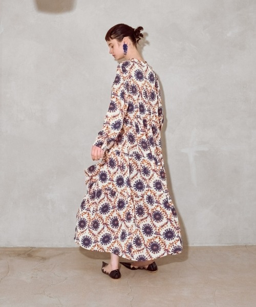 manana suerte(マニャーナスエルテ)の「スカーフプリントワンピース(ワンピース・レディース・ブラック×ゴールド/ブラック×ブルー/ホワイト×ブルー・FREE)」の22枚目の写真