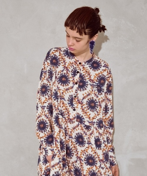 manana suerte(マニャーナスエルテ)の「スカーフプリントワンピース(ワンピース・レディース・ブラック×ゴールド/ブラック×ブルー/ホワイト×ブルー・FREE)」の21枚目の写真