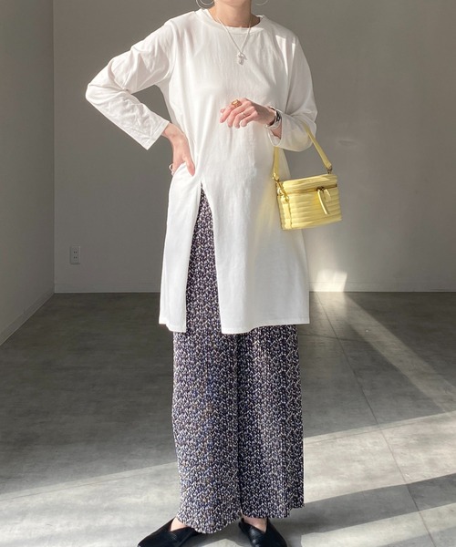 She's Closet(シーズクローゼット)の「フロントサイドスリット入りプルオーバー長袖無地ロングTシャツ(Tシャツ/カットソー・レディース・パープル/ブラック/オフホワイト・FREE)」の1枚目の写真