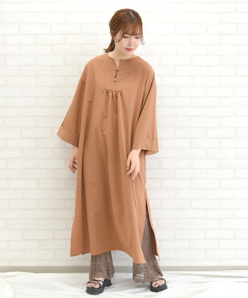 sango（sango）の「リネンタッチキーネックサイドスリットワンピース（ワンピース・レディース・ブラウン系その他/ブラック/マスタード/キナリ・FREE）」の3枚目の写真