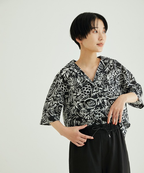 SALON adam et rope'（サロン アダム エ ロペ）の「フルーツプリントシャツ（シャツ/ブラウス・レディース・ブラック/オレンジ・FREE）」の2枚目の写真