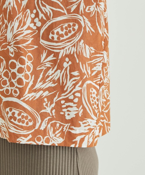 SALON adam et rope'（サロン アダム エ ロペ）の「フルーツプリントシャツ（シャツ/ブラウス・レディース・ブラック/オレンジ・FREE）」の4枚目の写真