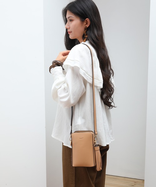 Ungrid（アングリッド）の「【Ungrid/アングリッド】両アオリポケット付き縦長スリムポシェット 　スマホポーチミニショルダーバッグ（ショルダーバッグ・レディース・ダークブラウン/ブラック/ベージュ/ベージュ系その他/ブルー系その他/キャメル/アイボリー/カーキ/オリーブ/ワイン/ダークベージュ・FREE）」の4枚目の写真