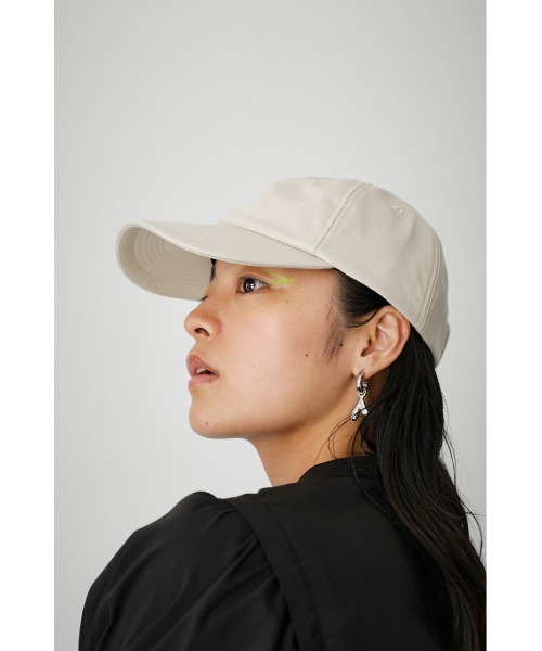 AZUL by moussy(アズールバイマウジー)の「FAUX LEATHER CAP/フェイクレザーキャップ(キャップ・レディース・ブラック/ライトブラウン/アイボリー・FREE)」の2枚目の写真