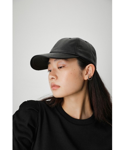 AZUL by moussy(アズールバイマウジー)の「FAUX LEATHER CAP/フェイクレザーキャップ(キャップ・レディース・ブラック/ライトブラウン/アイボリー・FREE)」の3枚目の写真