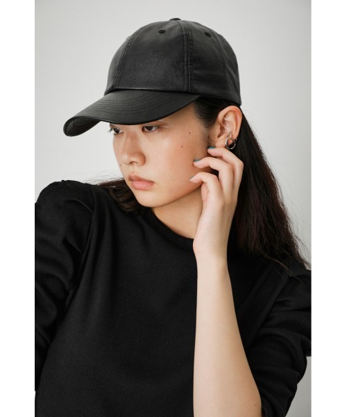 AZUL by moussy(アズールバイマウジー)の「FAUX LEATHER CAP/フェイクレザーキャップ(キャップ・レディース・ブラック/ライトブラウン/アイボリー・FREE)」の8枚目の写真