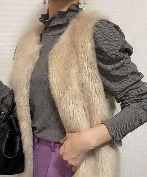 toucher du brise（トゥシェドブリーズ）の「ハイネック パワショル トップス（Tシャツ/カットソー・レディース・パープル/ブラック/ベージュ/グレー/オフホワイト・M）」の4枚目の写真