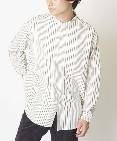 a.v.v(アーヴェヴェ)の「ビエラストライプワイドシルエットバンドカラーシャツ(シャツ/ブラウス・メンズ・チャコールグレー/アイボリー・48/46/50)」の1枚目の写真