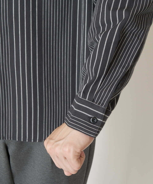 a.v.v(アーヴェヴェ)の「ビエラストライプワイドシルエットバンドカラーシャツ(シャツ/ブラウス・メンズ・チャコールグレー/アイボリー・48/46/50)」の22枚目の写真