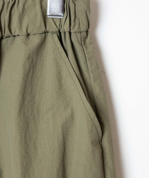 WEGO（ウィゴー）の「WEGO/ナイロンイージーワイドカーゴパンツ（カーゴパンツ・レディース・オフホワイト/サックスブルー/ブラック系その他/カーキ/ライトピンク/ライム/レッド/ブルー/オレンジ/ブラウン/マスタード・FREE）」の13枚目の写真