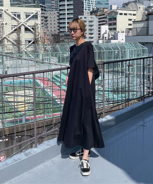 feepur(フェピュール)の「【TALLサイズあり】ハーフスリーブシルケットマキシワンピース(ワンピース・レディース・ブラウン/ブラック/オートミール/オフホワイト・MEDIUM/TALL)」の3枚目の写真