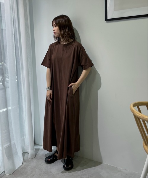 feepur(フェピュール)の「【TALLサイズあり】ハーフスリーブシルケットマキシワンピース(ワンピース・レディース・ブラウン/ブラック/オートミール/オフホワイト・MEDIUM/TALL)」の11枚目の写真