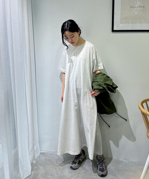 feepur(フェピュール)の「【TALLサイズあり】ハーフスリーブシルケットマキシワンピース(ワンピース・レディース・ブラウン/ブラック/オートミール/オフホワイト・MEDIUM/TALL)」の13枚目の写真