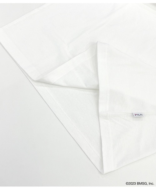 FILA(フィラ)の「【 FILA × BE:FIRST / フィラ × ビーファースト 】コラボ ブランド ロゴ 半袖 Tシャツ SOTA/SHUNTO/MANATO/RYUHEI/JUNON/RYOKI/LEO ※ストラップホルダー(ランダム)1個付き(Tシャツ/カットソー・メンズ・サックスブルー/ピンク/ホワイト/ブラック・L/M)」の8枚目の写真